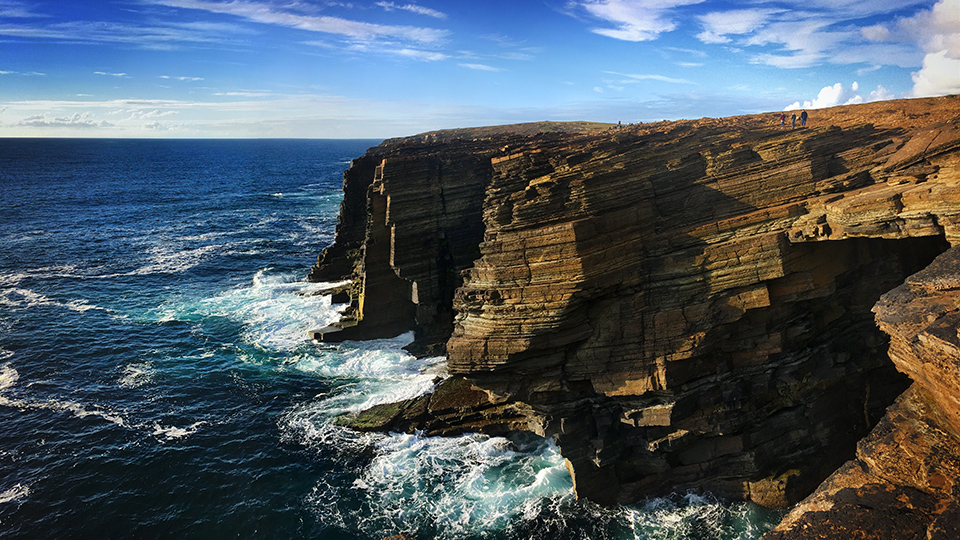 Les impressionnantes falaises maritimes stratifiées de Yesnaby sur les îles Orcades, battues par les vagues de l'océan.