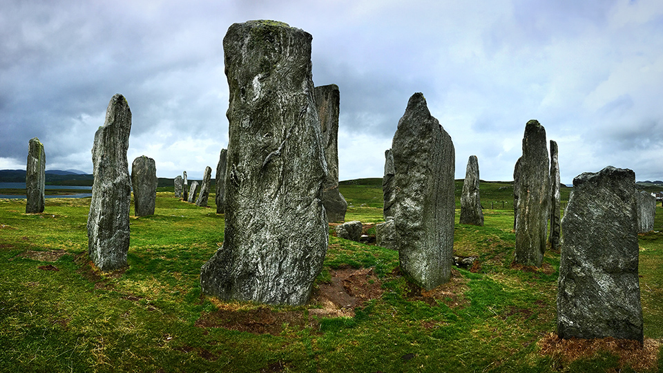 Les mystérieux menhirs du cercle de pierres de Callanish sur l'île de Lewis, sous un ciel nuageux des Hébrides extérieures.