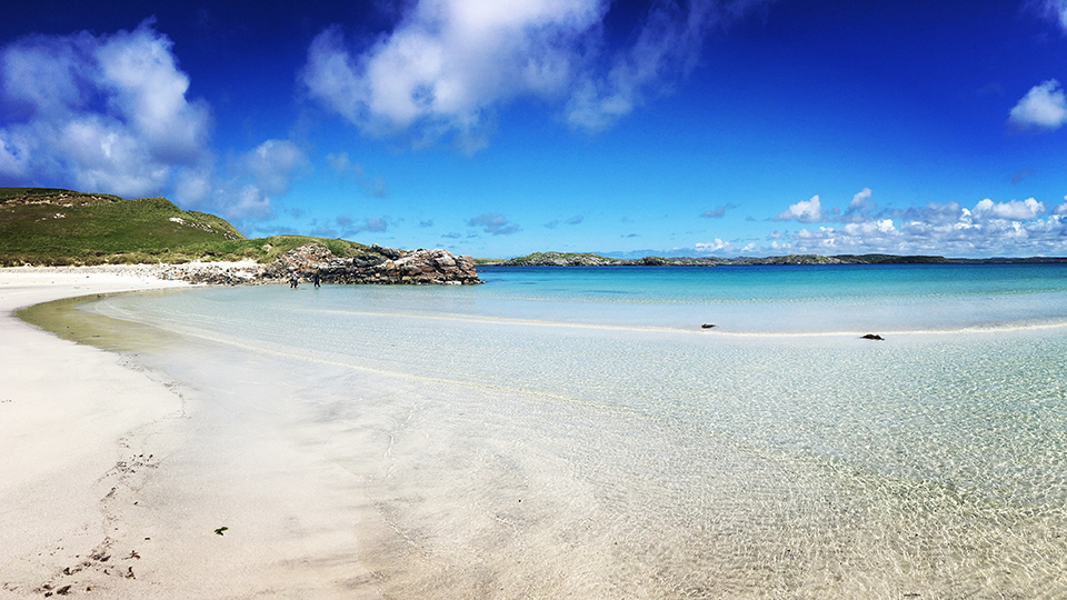 La plage paradisiaque de Luskentyre sur l'île de Harris, avec son sable blanc immaculé et ses eaux turquoise cristallines.