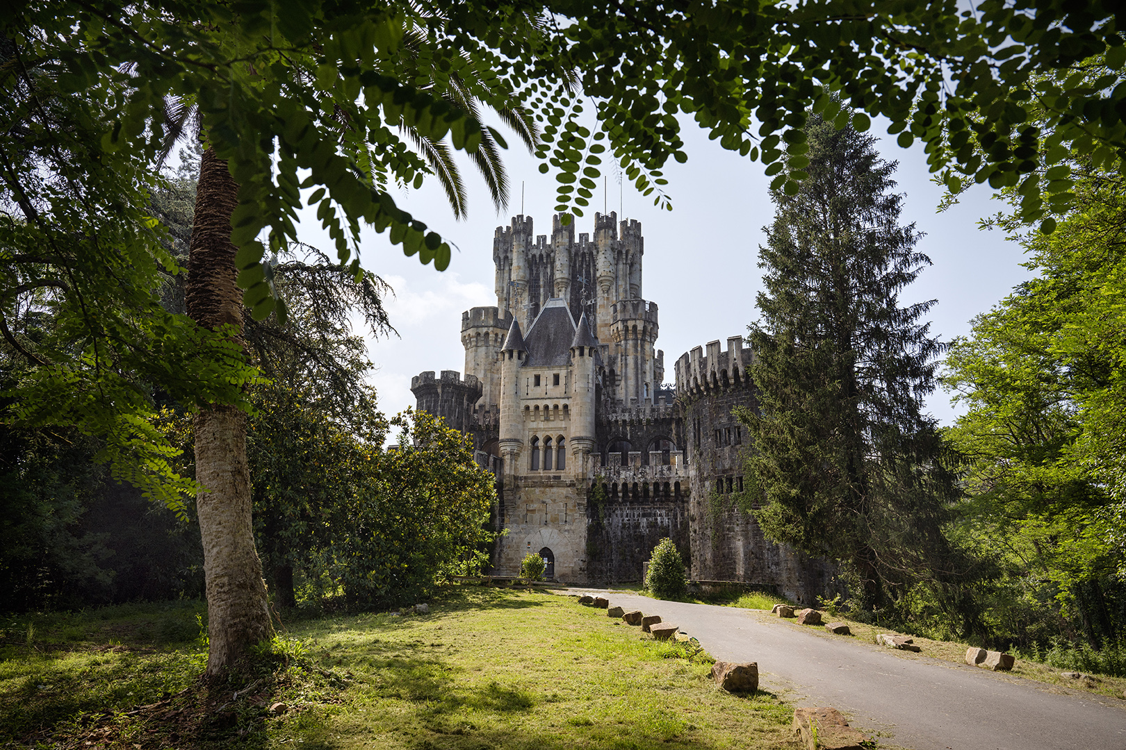 Le majestueux château néo-gothique d'Arteaga, entouré de verdure luxuriante au Pays Basque, Espagne.