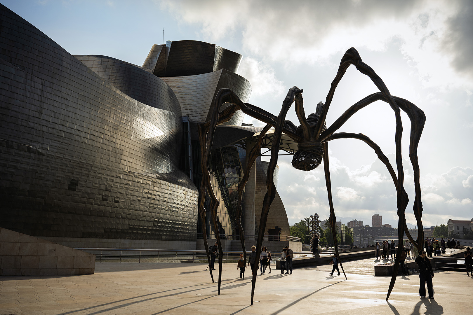 Le célèbre musée Guggenheim de Bilbao avec la sculpture monumentale de l'araignée 'Maman' de Louise Bourgeois au premier plan.