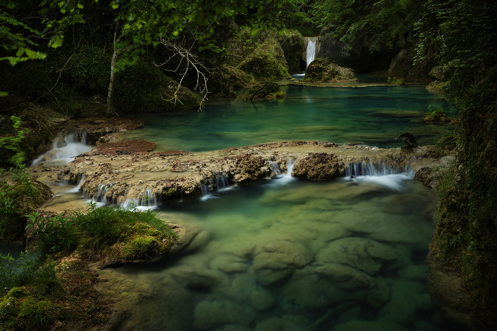 Les piscines et cascades naturelles aux eaux turquoise des sources du Nacedero del Urederra en Navarre, Espagne.