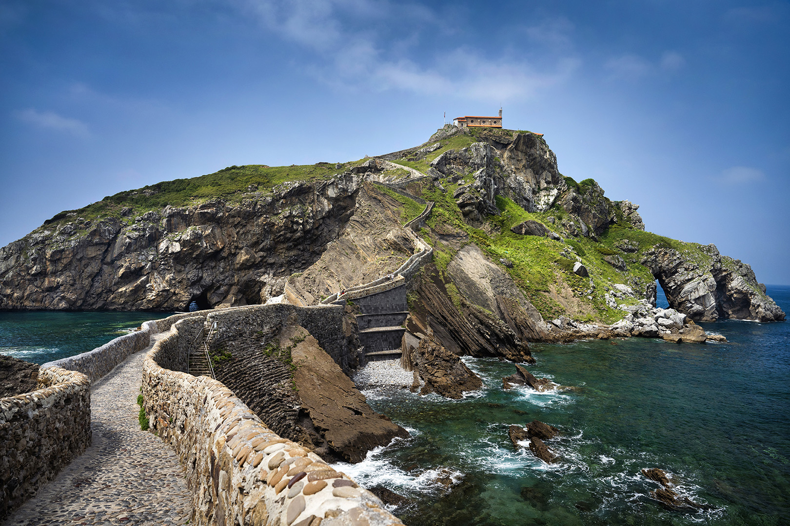Le chemin pavé sinueux menant à l'ermitage de San Juan de Gaztelugatxe sur un îlot rocheux au Pays Basque espagnol.