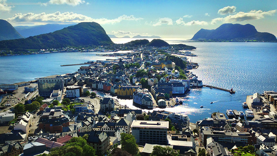 Vue panoramique de la ville d'Ålesund, avec son architecture Art Nouveau répartie sur plusieurs îles, entourée par les fjords.