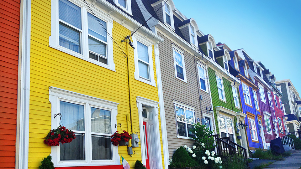 Les célèbres maisons en rangée aux couleurs vives, connues sous le nom de 'Jellybean Row', dans le centre-ville de St. John's, Terre-Neuve.