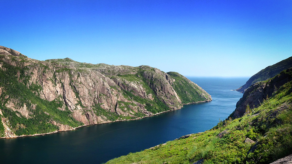 Vue panoramique sur le village de François, niché dans un fjord isolé de la côte sud de Terre-Neuve, depuis un sentier de randonnée.